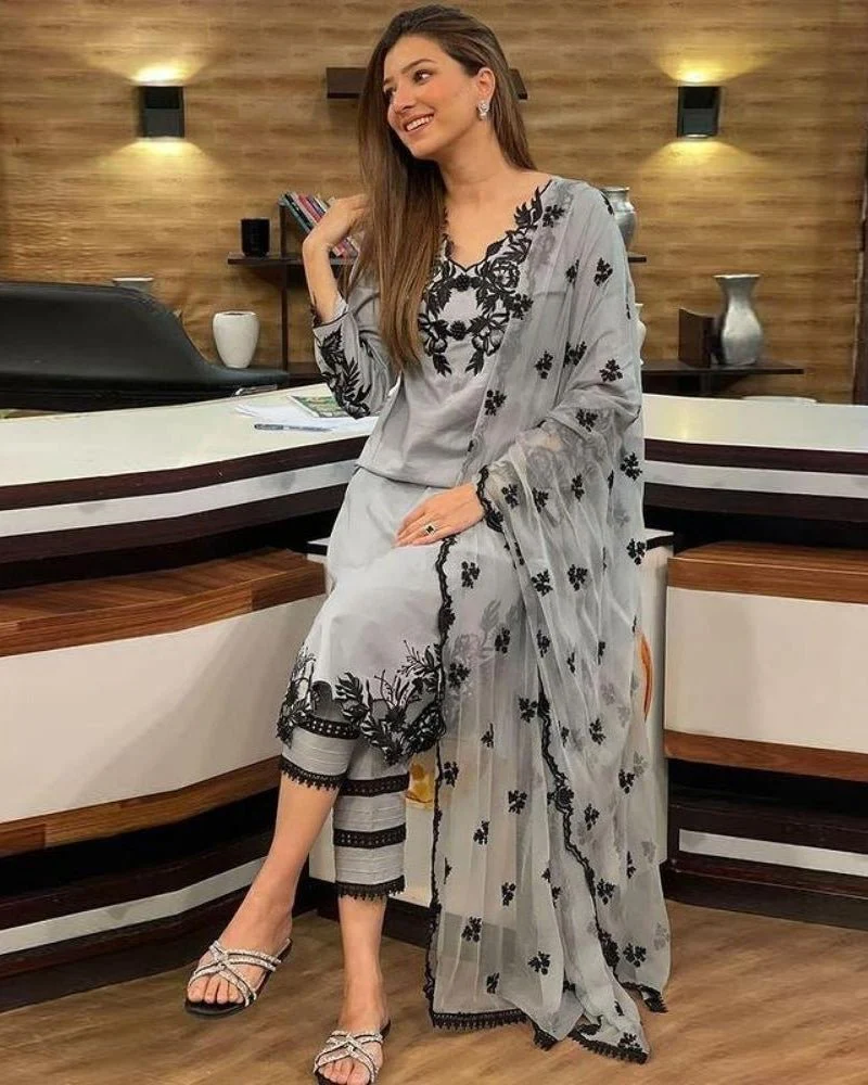 -50% Lawn-3PC Embroidered Shirt with Chiffon Embroidered Dupatta -5138 - Image 2